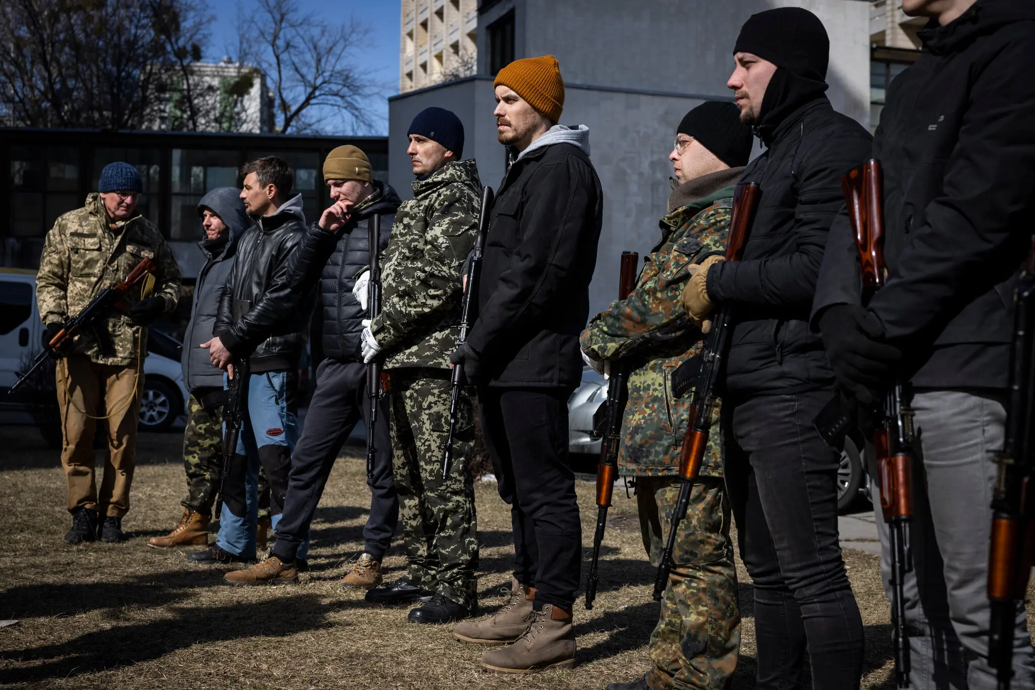 Минулого місяця добровольці Сил територіальної оборони України проходили навчання зі зброєю в Києві. В Україні заборонили виїзд чоловікам віком від 18 до 60 років.